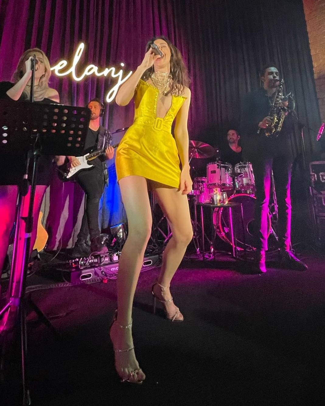 Defne Samyeli kıyafetiyle takipçilerinin diline düştü! O detay anında ortaya çıktı 13